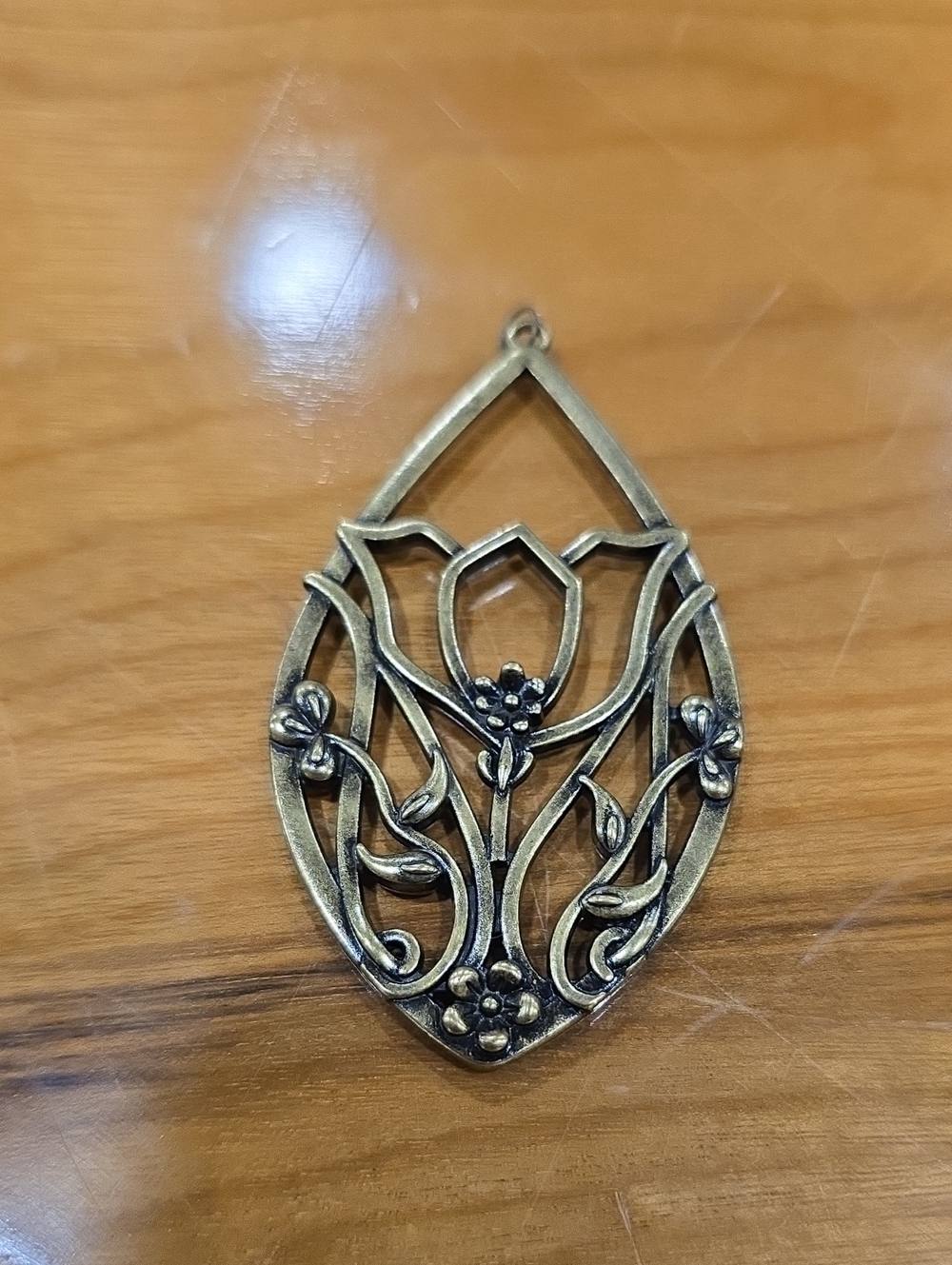 F R E E 💛 Tulip Necklace Pendent with Purchash